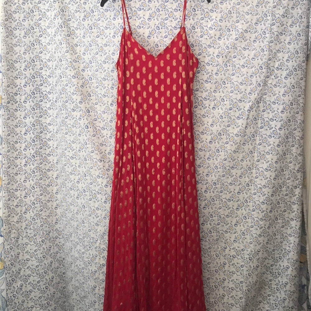 Flowy pink maxi dress with gold paisley 🧚‍♀️